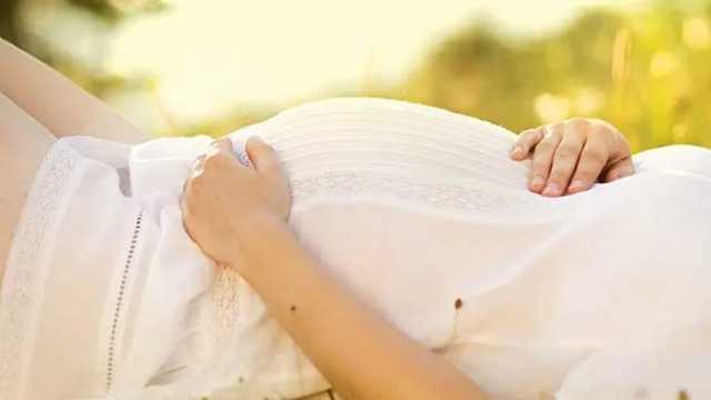 El embarazo retrasa la aparición de la esclerosis múltiple en más de 3 años. (Foto: Envato)