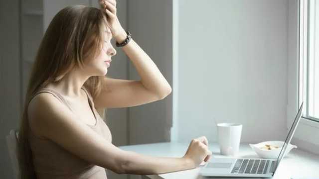 Mujer joven con ansiedad frente a un ordenador teletrabajando. (Foto: Freepik)