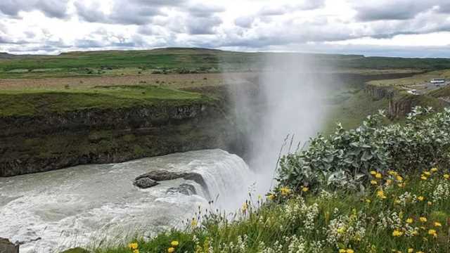 Géiser y cascada en el Círculo Dorado en Islandia. (Foto: Wikimedia)