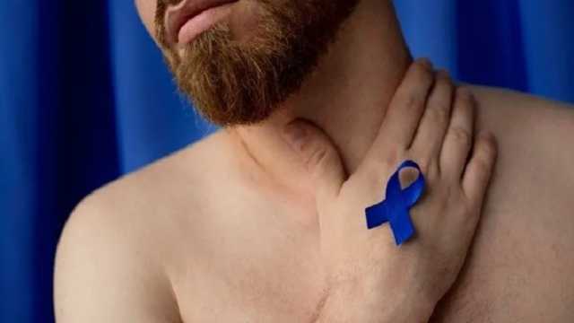 Hombre con símbolo en la mano que representa la prevención del cáncer de próstata. (Foto: Freepik)