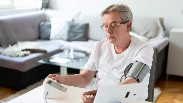 Persona mayor midiendo la presión arterial. (Foto: Freepik)