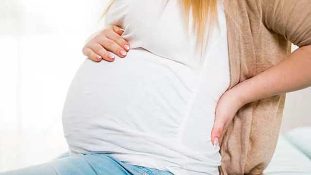 Las mujeres embarazadas con migraña tienen mayores riesgos obstreticios. (Foto: Envato)