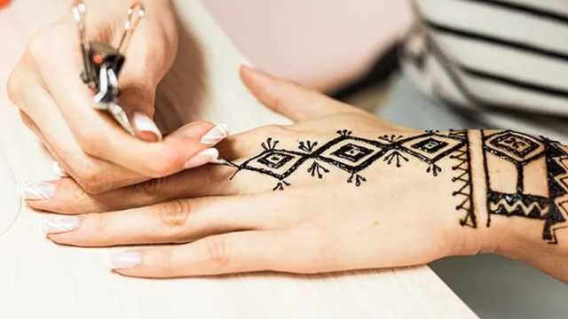 Los tatuajes temporales de henna negra son un peligro. (Foto: Envato)