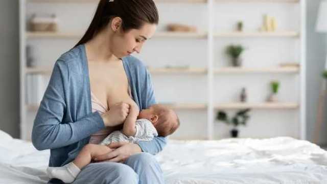 La lactancia materna influye en el desarrollo cognitivo de un bebé. (Foto: Envato)