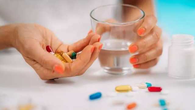 Muchas personas desconocen que es posible sufrir una sobredosis de suplementos de vitamina D. (Foto: Envato)